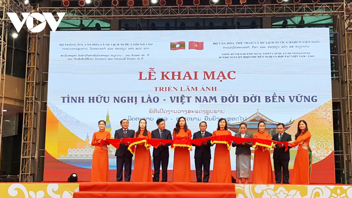 Photo exhibition displays national friendship with Laos